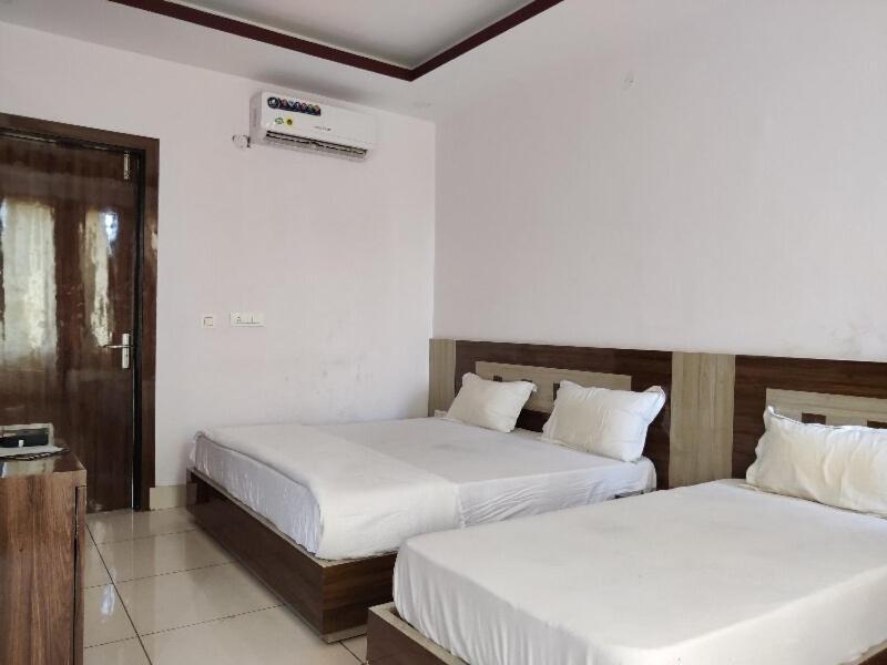 Kurukshetra Oyo Hotel Laksh מראה חיצוני תמונה